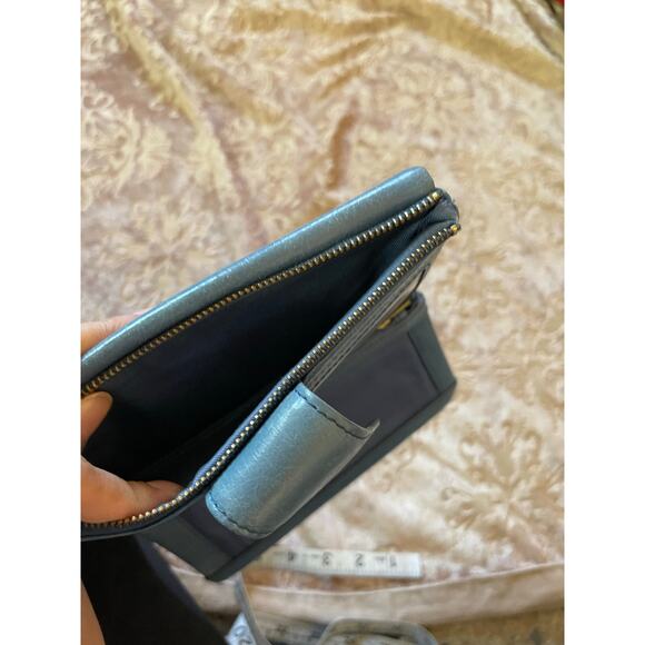 Fossil blue leather wallet with magnetic‎ closure - Picture 2 of 6
